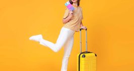 Mulher-mala-passagem-feliz